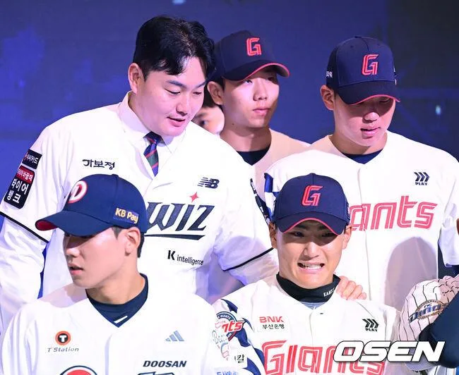 [사진]2027 신인드래프트 지명된 후배들 격려 전하는 최지만