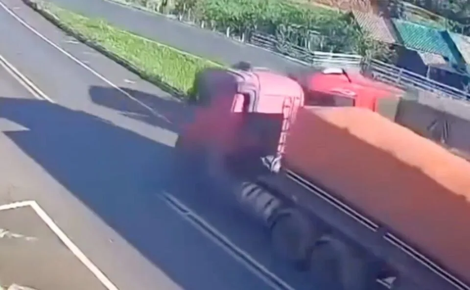 Câmeras gravam colisão entre carretas no trevo de Pérola D’Oeste; carga de milho ficou espalhada na pista