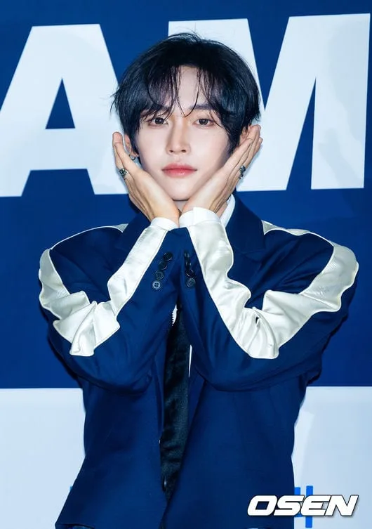 [사진]라이즈 원빈,'꽃받침하며 눈맞춤'