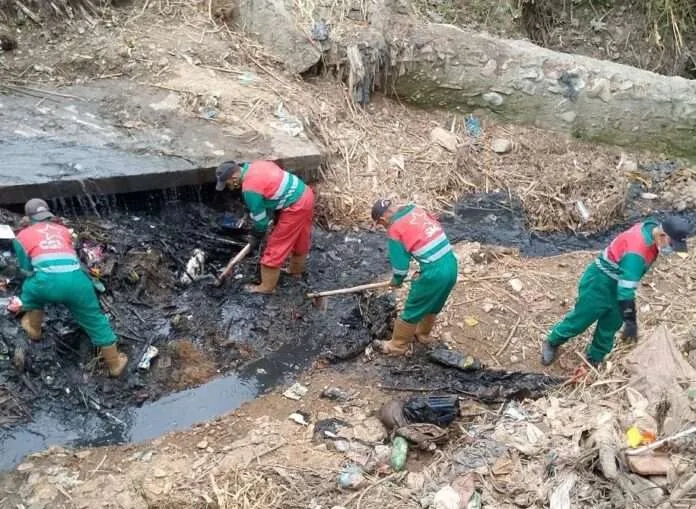 Ejecutan labores de dragado y limpieza en la quebrada Tacagua