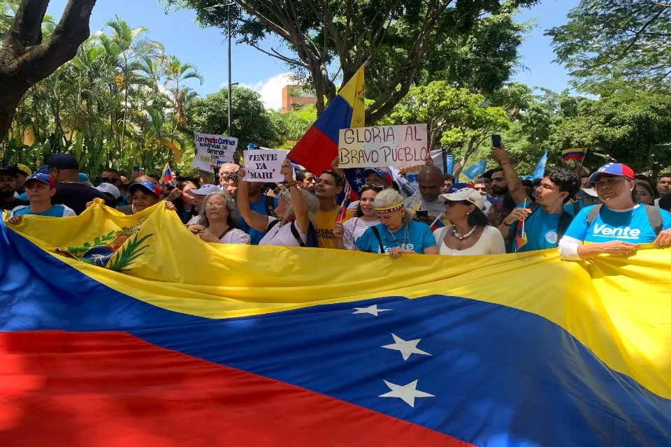 Partidos preparan su maquinaria para la transición mientras mantienen protesta en calle