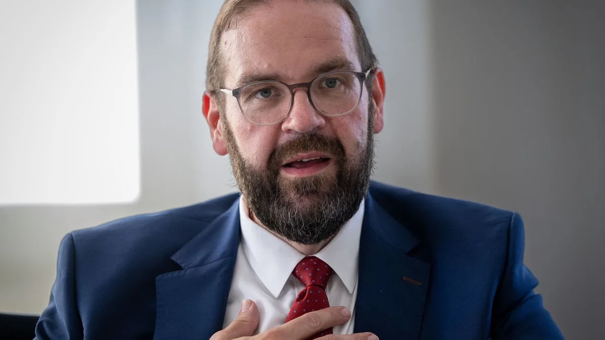 Erster Schultag: Minister motiviert Schüler: „Nicht aufgeben, dranbleiben!“