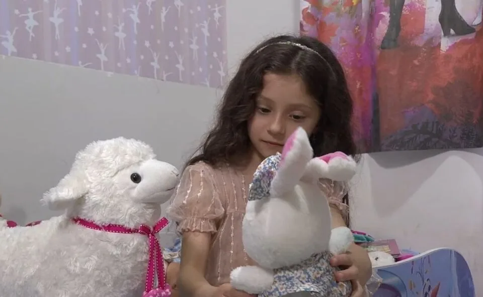 Ela trocou os brinquedos pelo hospital: aos 6 anos, Sarah vence a leucemia e volta a ser criança