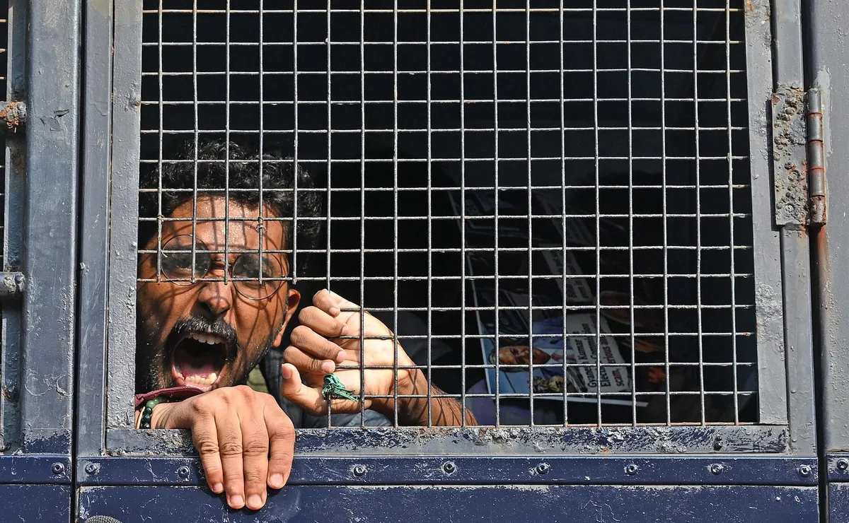 Liberado el líder del Partido de las Cucarachas detenido en un avión con destino Dehli para las protestas