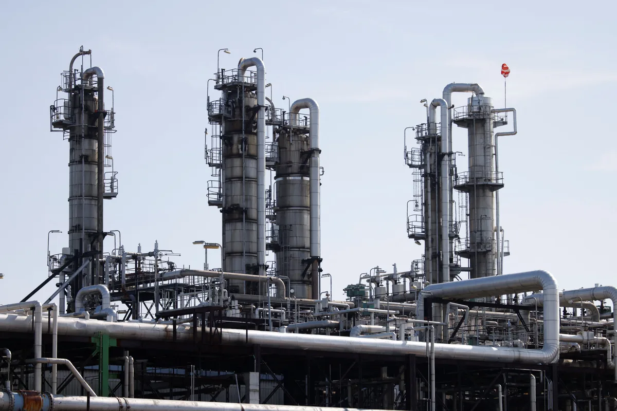 Oil gains as traders weigh prospects of Hormuz reopening
