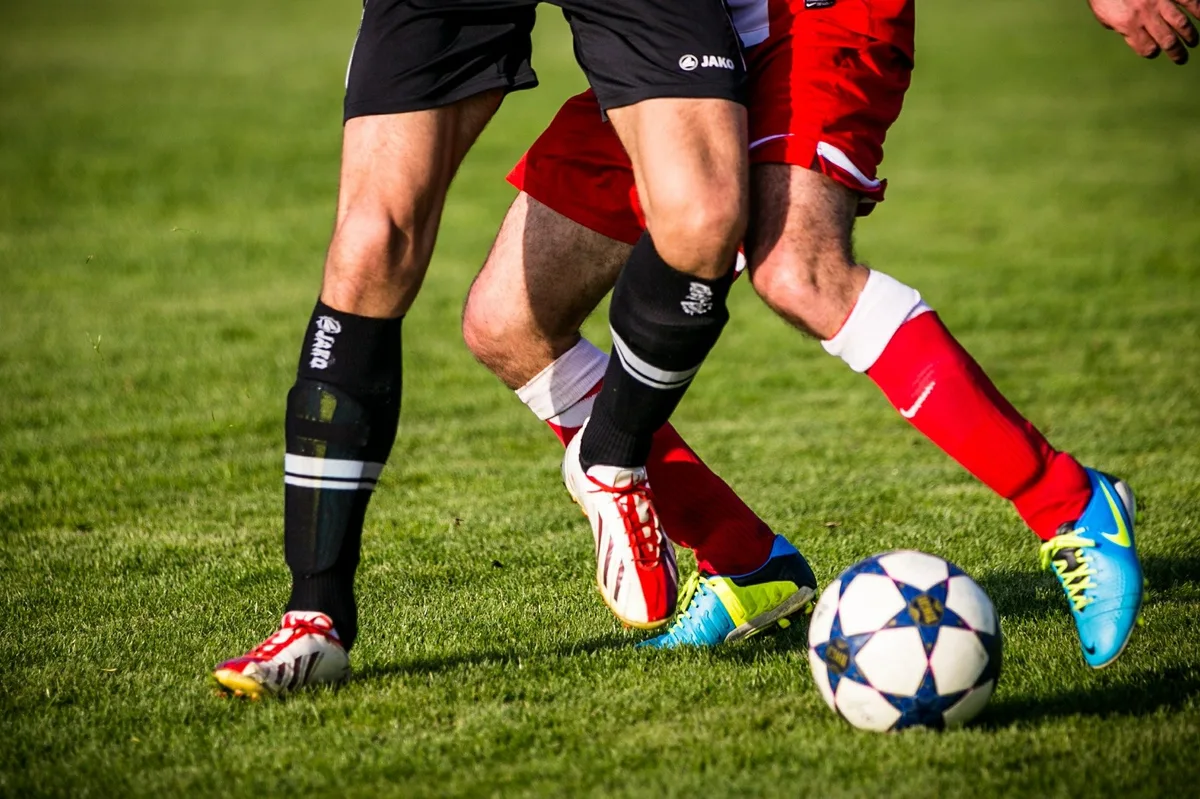 Entre a aplicação das novas regras e a realidade, a bola ainda para demais no futebol brasileiro