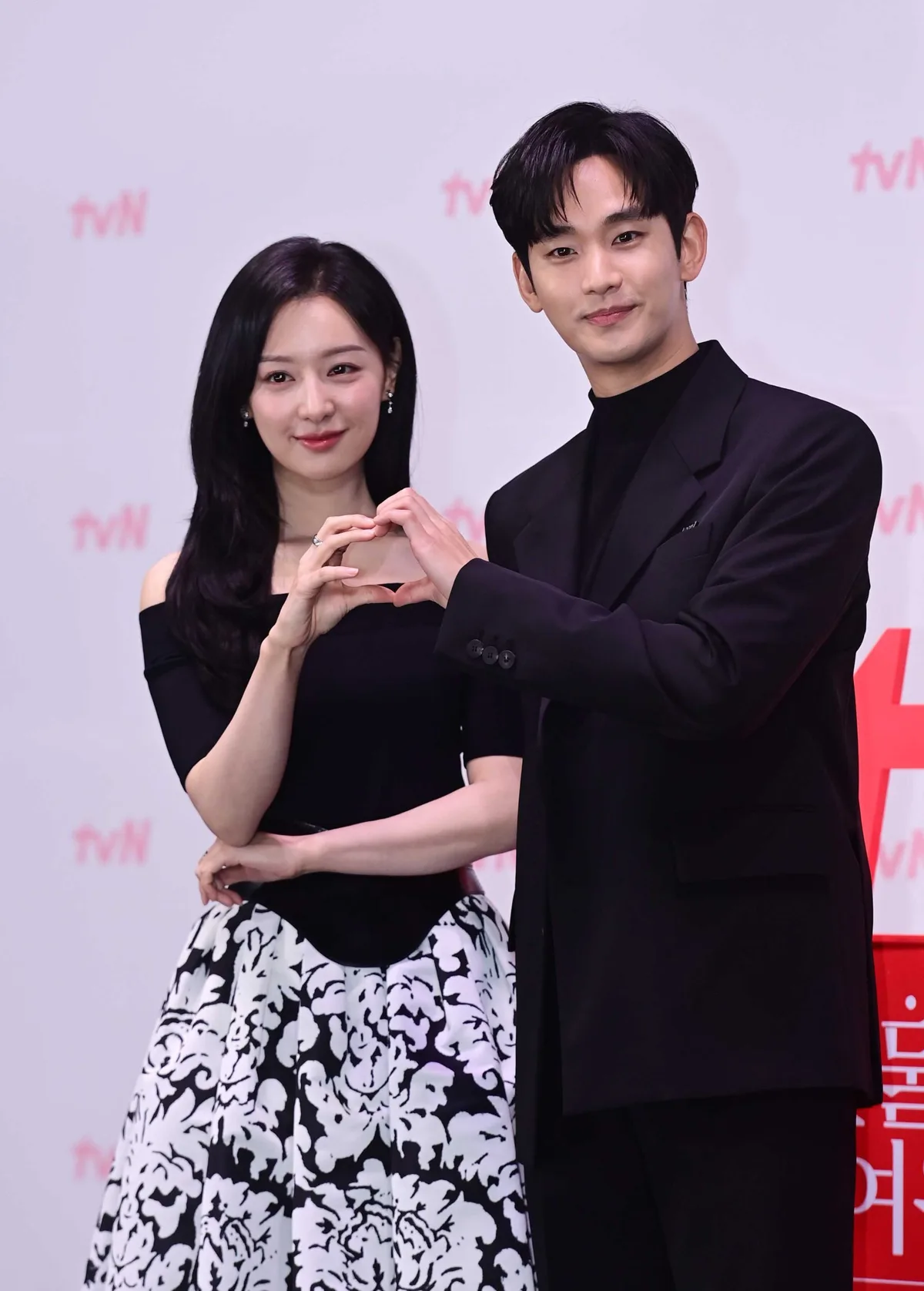 ‘백홍 커플’의 엇갈린 2년…‘닥터X’로 달리는 김지원, ‘600억 대작’ 묶인 김수현