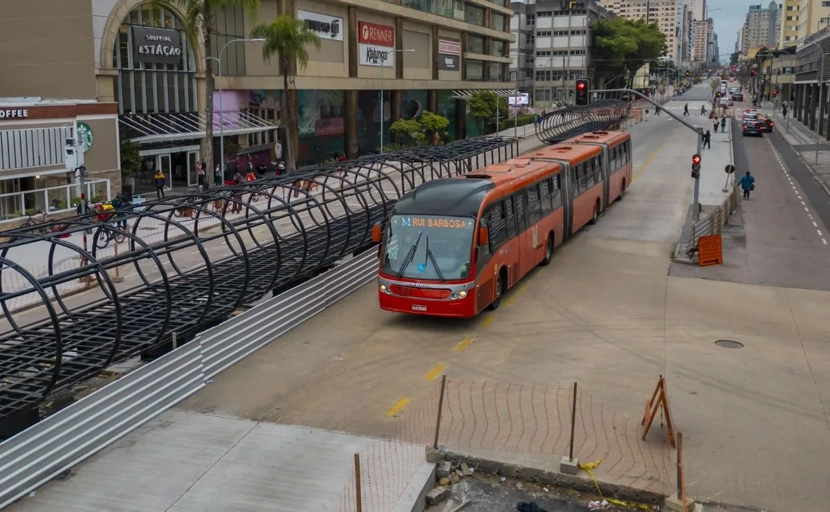 Instalação de estação-tubo de 44 toneladas é suspensa em Curitiba e operação terá nova data; saiba motivo