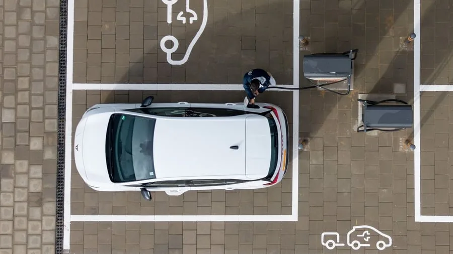 Regulierung: Brandbrief an Bundesnetzagentur: Autoindustrie warnt vor neuen Hürden für E-Autos