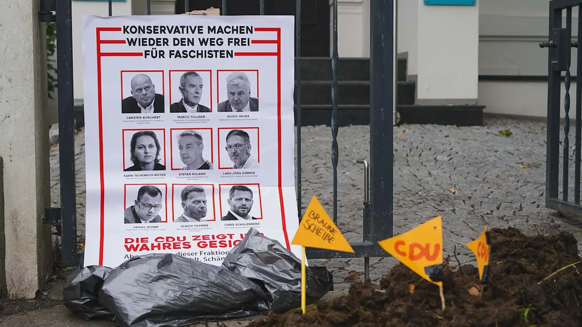 „Braune Schei*e“ - Linksextreme kippen Pferdemist vor CDU-Zentralen