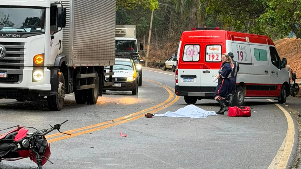 Motociclista morre em acidente após carro invadir contramão no ES