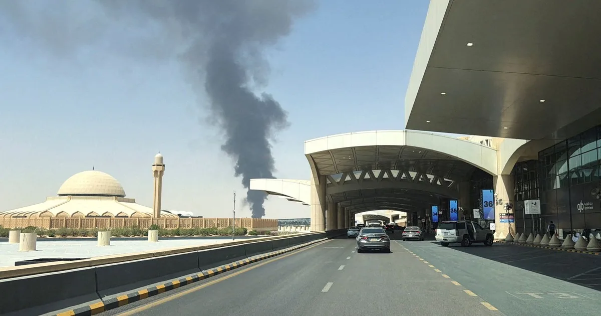 Los terroristas hutíes bombardearon otra vez el aeropuerto de Riad: hay cinco heridos graves y suspendieron los vuelos