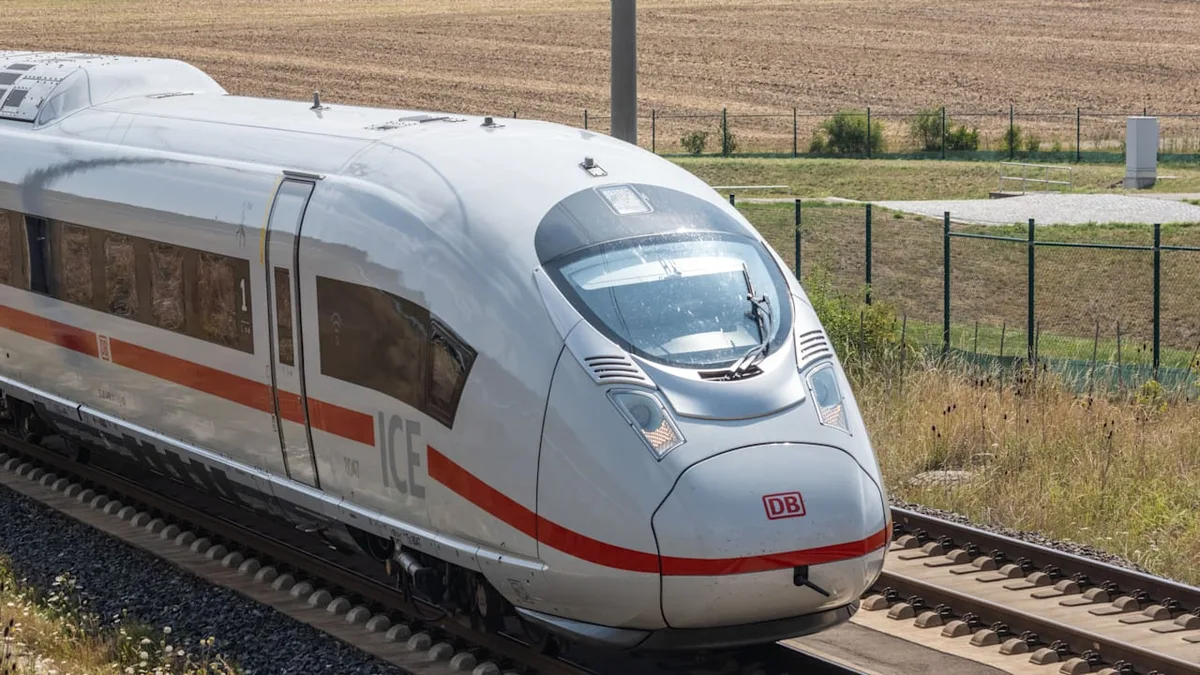 Unfall in Sachsen-Anhalt - Durchfahrender ICE reißt Frau an Bahnhof mit – tot