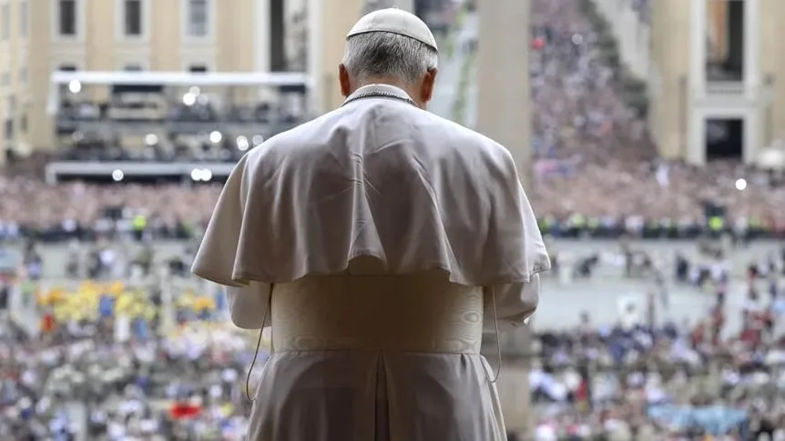 Insultos por la avenida y un Plan B papal, listo para poner en marcha