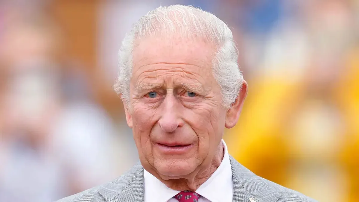 El rey Carlos reaparece durante sus vacaciones de verano tras los rumores de la importante mudanza del príncipe Harry al Reino Unido