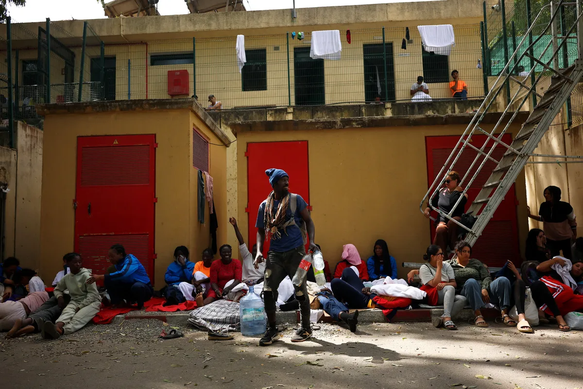 Los vigilantes del CETI de Ceuta advierten que “se juegan la vida” por los fallos de seguridad: “Hay 25 farolas fundidas, los compañeros hacen la ronda con linternas del móvil”