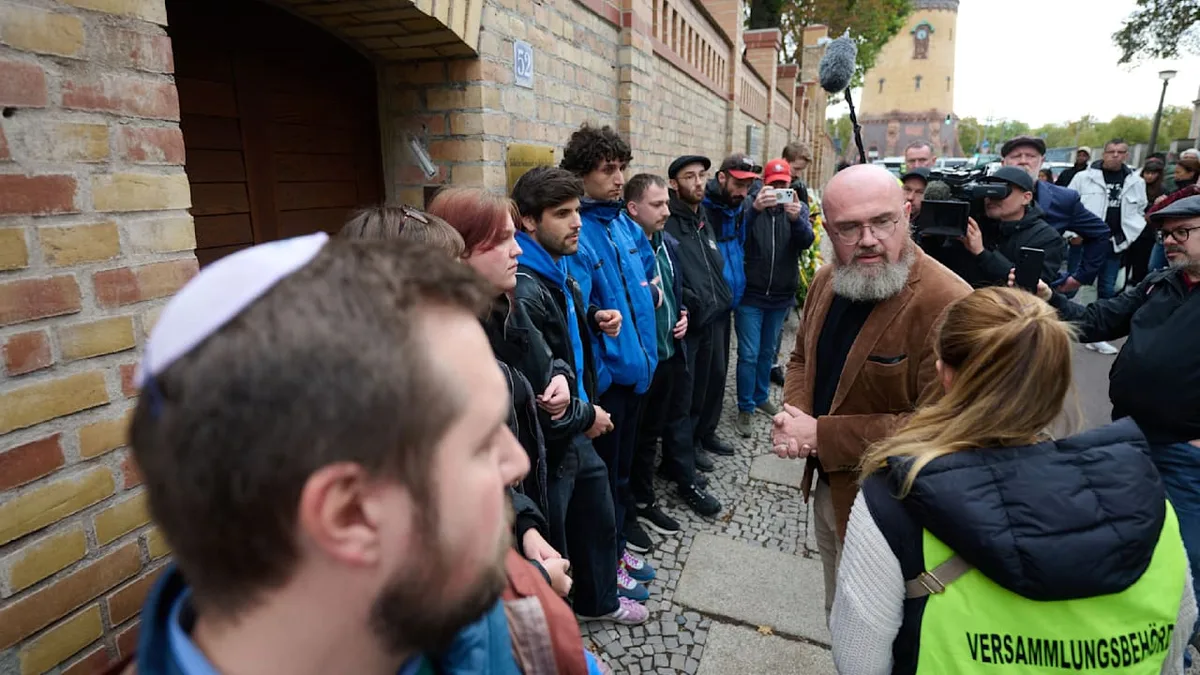 Jahrestag des Halle-Anschlags - Menschenkette stoppt AfD-Tillschneider vor Synagoge