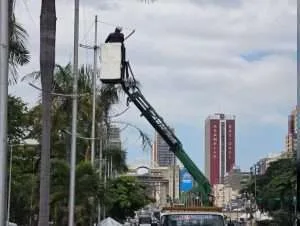 Ejecutan mantenimiento de alumbrado público en la avenida Bolívar de Caracas