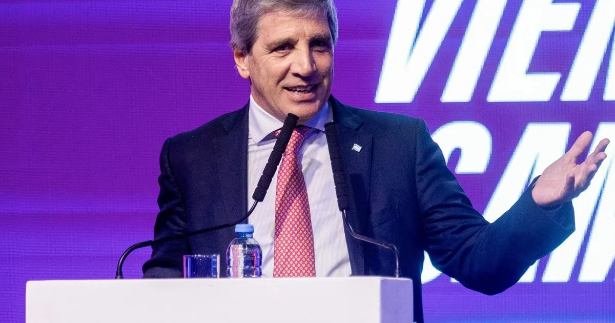 Luis Caputo les pidió a los empresarios que inviertan y cuestionó al kirchnerismo con una metáfora futbolera: "Tenían a Messi, Di María y Enzo Fernández en el banco"