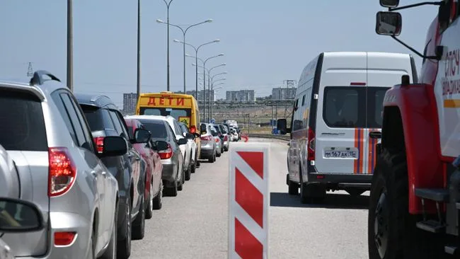 Перед Крымским мостом со стороны Керчи стоят в очереди 500 машин