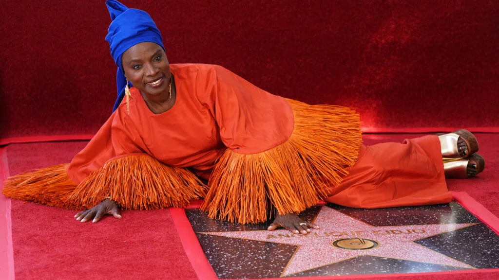 Angélique Kidjo recebe estrela na Calçada da Fama de Hollywood e entra para a história da música africana