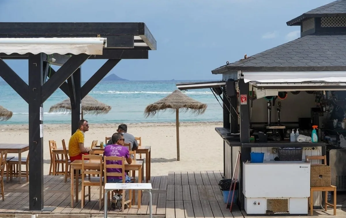 Despedido por ir a la playa y trabajar en un chiringuito durante sus horas sindicales: el Tribunal Superior confirma que es procedente