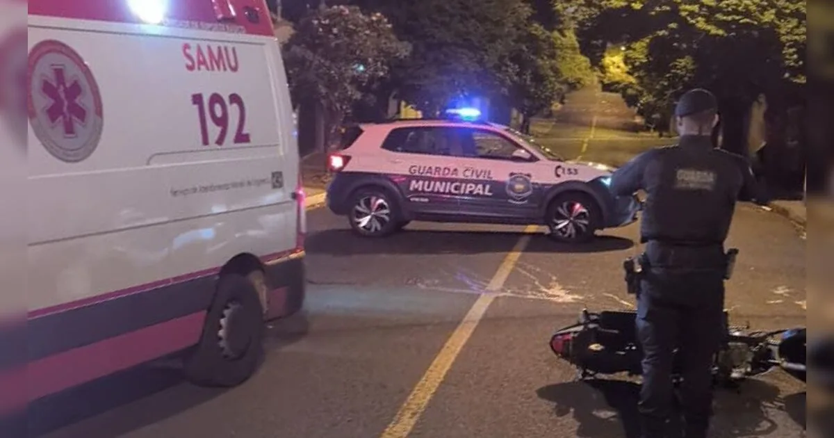 Jovem sem CNH bate moto em caçamba e sofre ferimentos graves em Apucarana