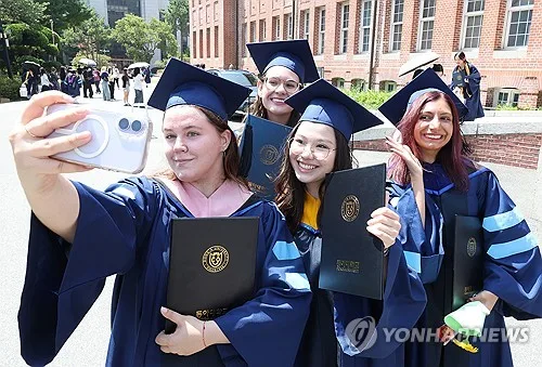 이주배경학생 21만명 역대 최다…외국인 유학생은 30만명 돌파