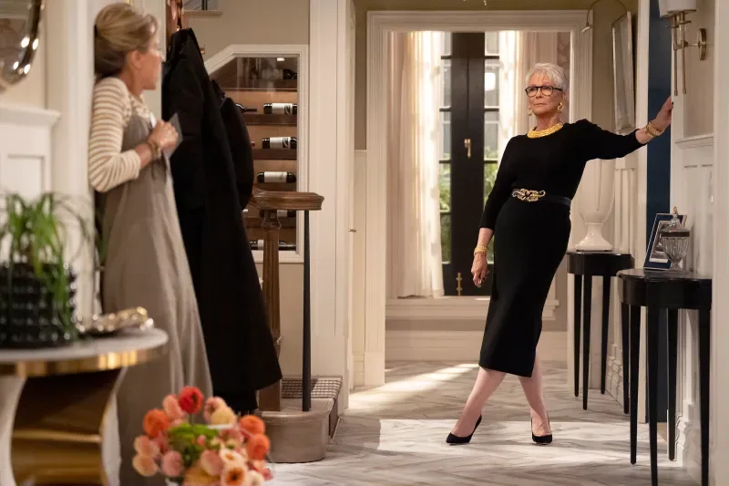 Téa Leoni e Jamie Lee Curtis se ESTRANHAM no clipe promocional da comédia ‘Newlyweds’