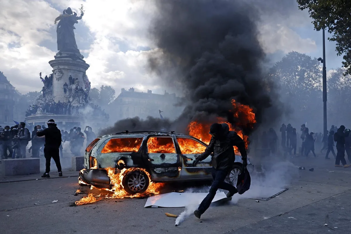Arde París: Liberté, égalité, et soudain, la fraternité c’est fini