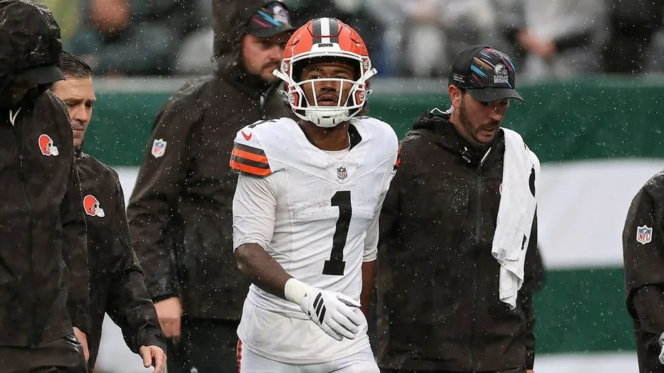 Jets defender delivers brutal hit to Browns rookie wide receiver, knocks him out of the game