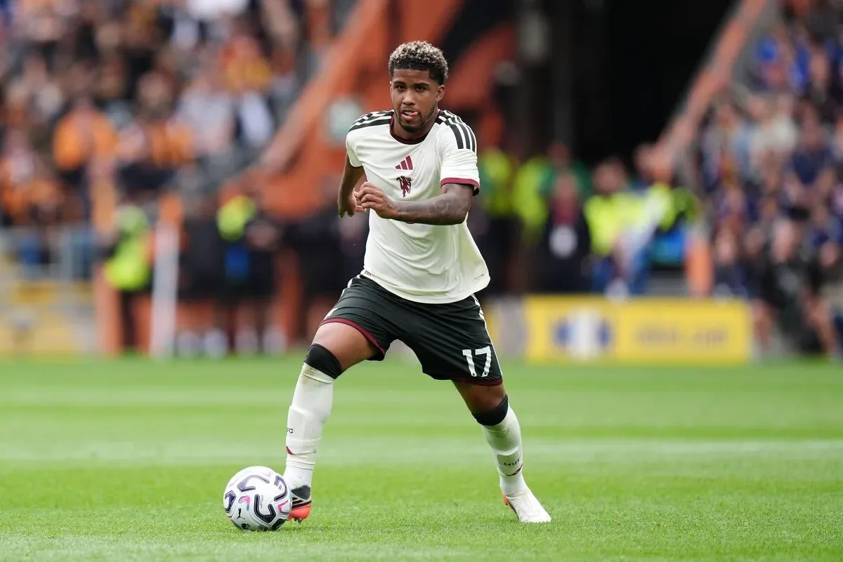 Andrey Santos vira alvo de críticas após estreia frustrante pelo Manchester United
