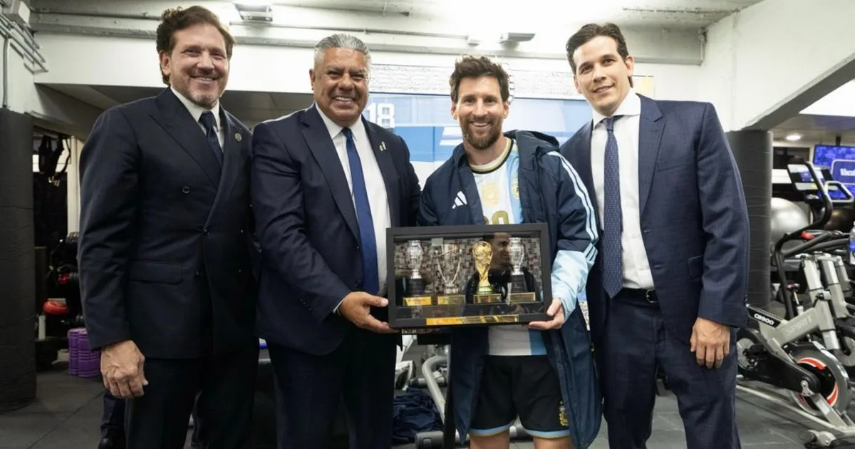 Messi le pasa alguna factura a Tapia, que en cualquier momento pide su Honoris Causa