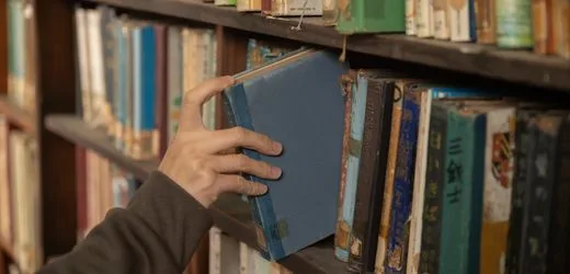 Künstliche Intelligenz: Kaufen, scannen und vernichten KI-Firmen massenhaft seltene Bücher?