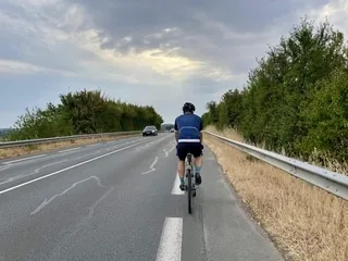 A-t-on le droit de doubler un cycliste en franchissant une ligne blanche continue ?