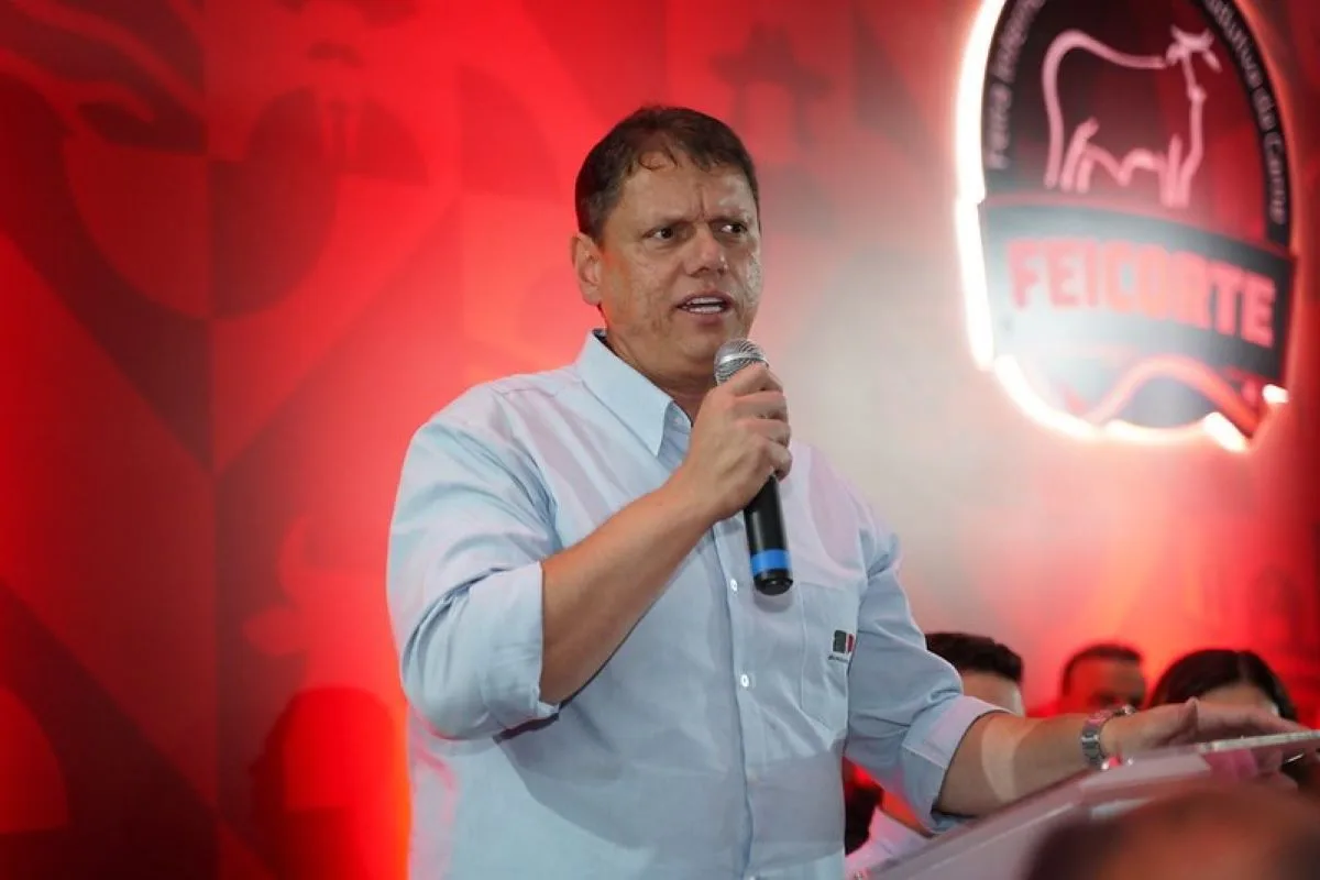 Tarcísio inicia campanha em cidade símbolo de "frente ampla" contra PT