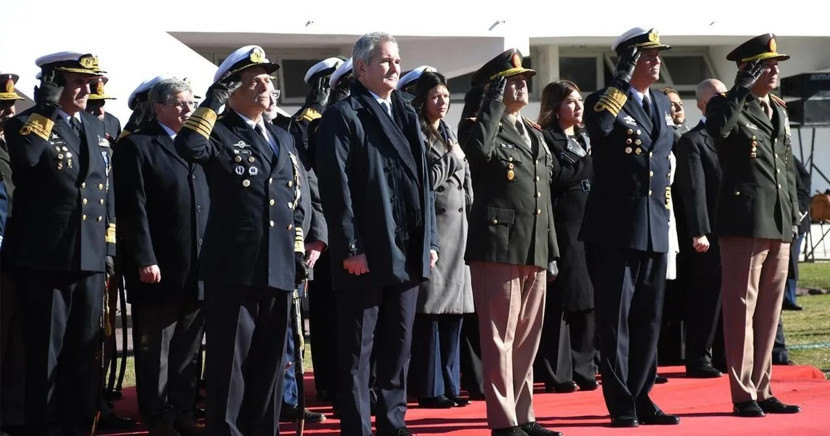 Javier Milei y sus medidas, EN VIVO: en medio de la tensión con el Reino Unido por Malvinas, Quirno y el ministro de Defensa viajan hoy a Ushuaia para reactivar la Base Naval Integrada