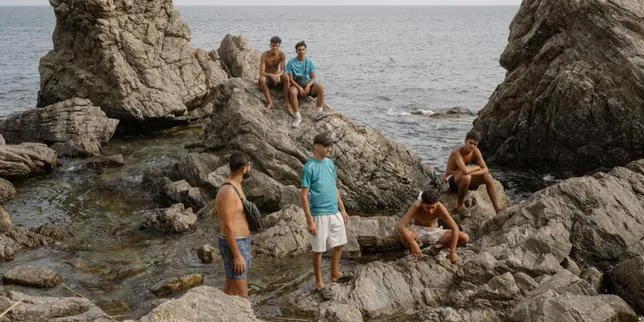 « Si j’ai mis ma fille dans une bouée et que je l’ai poussée dans l’eau, c’est pour son avenir » : l’horizon bouché de cette jeunesse du Maroc qui veut rejoindre Ceuta