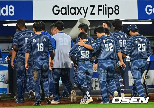 [사진] LG 트윈스에 5-13 패한 삼성 선수들 무거운 어깨
