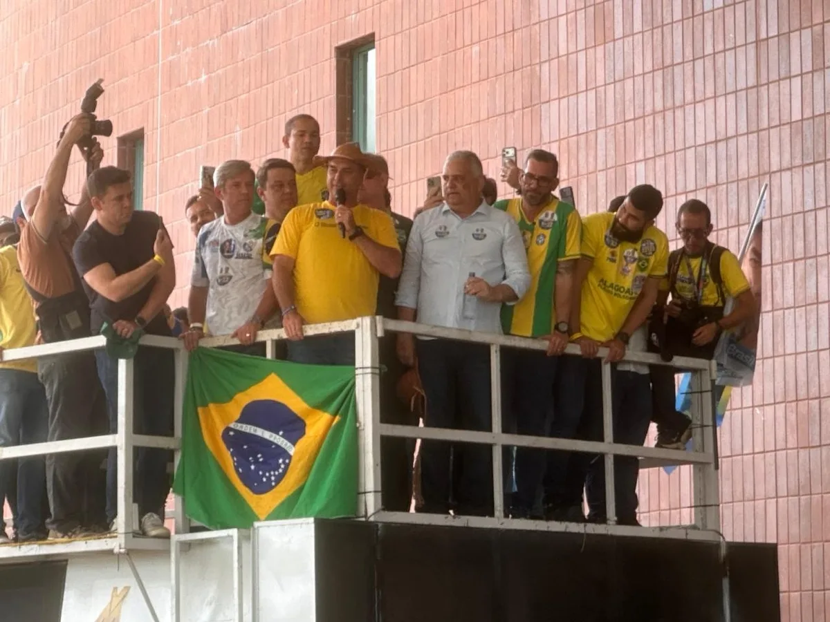 Flávio Bolsonaro inicia agenda em AL ao lado de Alfredo Gaspar, mas sem Arthur Lira e JHC