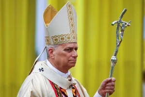 Papa será internado na terça-feira para cirurgia, diz Vaticano