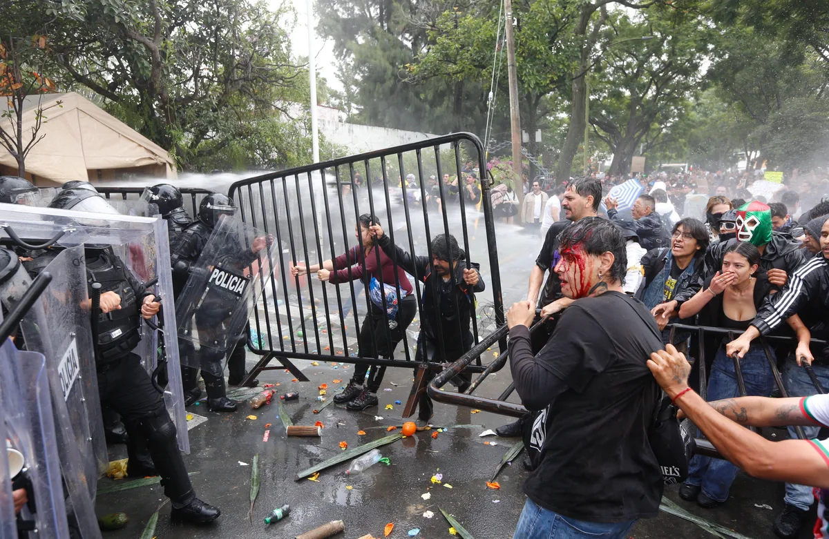 Familias de detenidos durante la marcha por el agua en Guadalajara denuncian abusos y discrepancia en número de arrestos