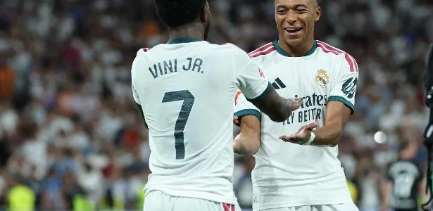 Mbappé e Vini brilham, e Real Madrid goleia em dia de homenagem no Bernabéu