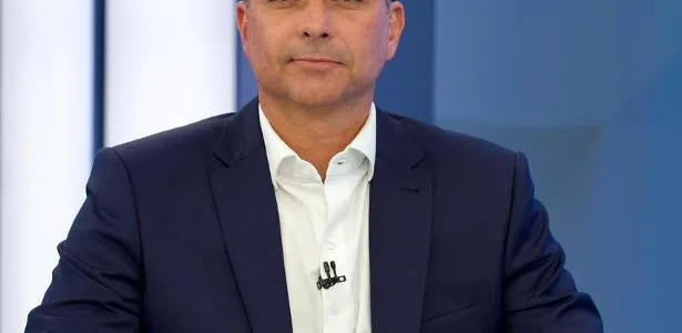 Flávio Bolsonaro decide não participar de entrevista do Jornal da Record