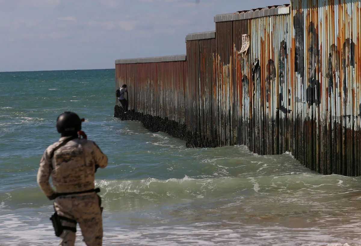 Oleaje arrastra a dos menores en Tijuana: rescatan a uno y buscan a otro