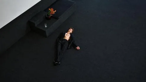 Saint Laurent revela las primeras imágenes oficiales de su campaña Otoño 2026 con Connor Storrie, Rosé y Liu Wen