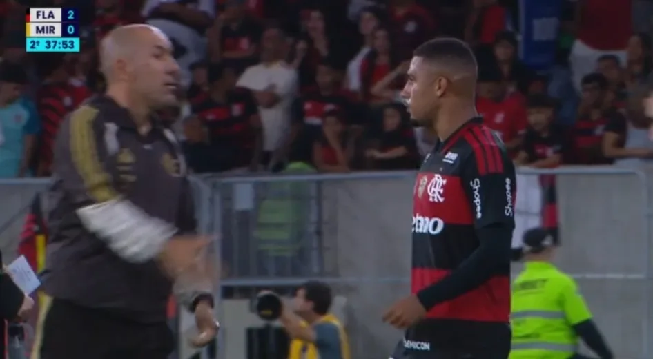 Samuel Lino, do Flamengo, deixa o campo reclamando com Jardim após substituição; assista