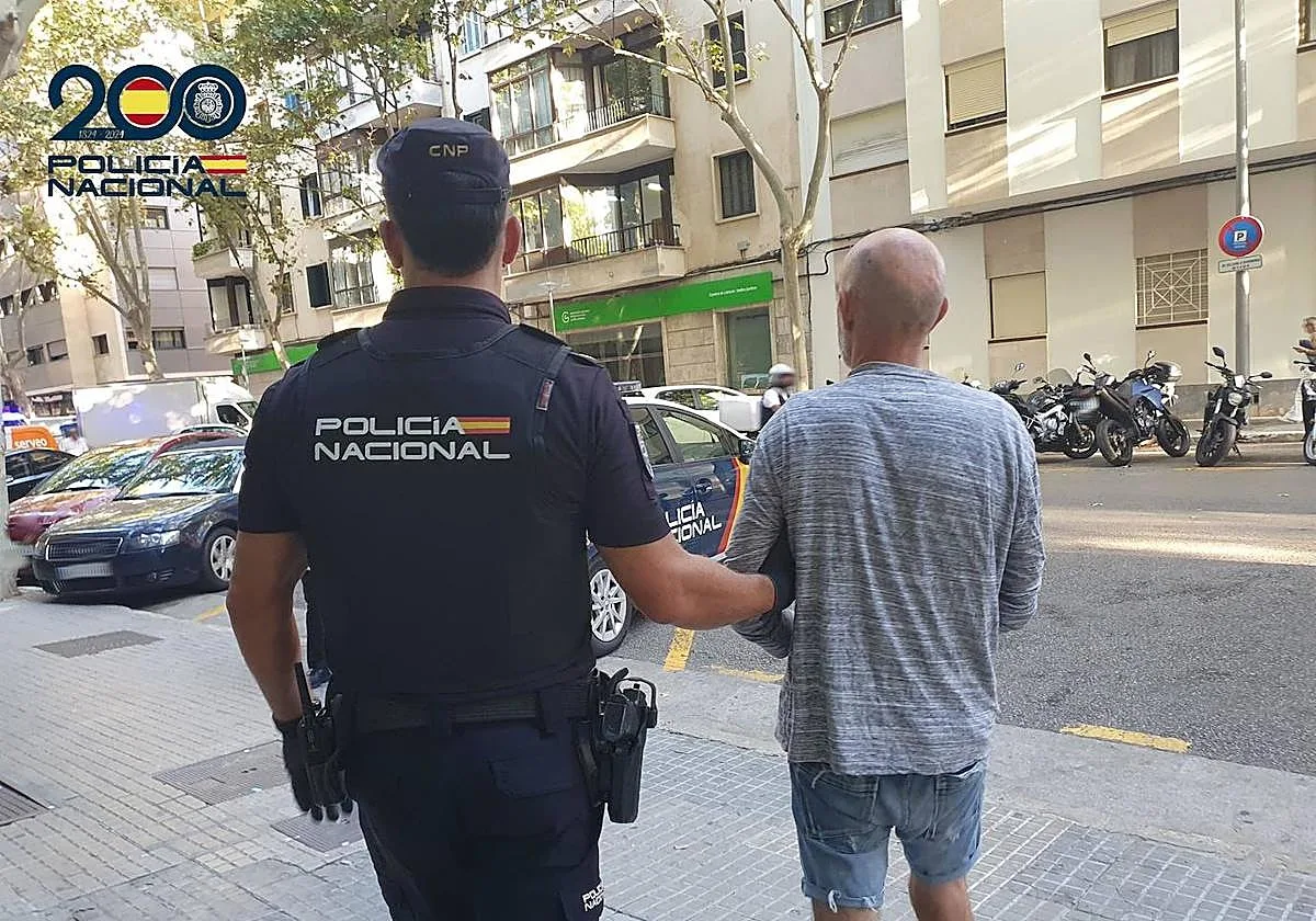 Detienen a un hombre por robar un reloj de 75.000 euros en un domicilio tras romper la ventana