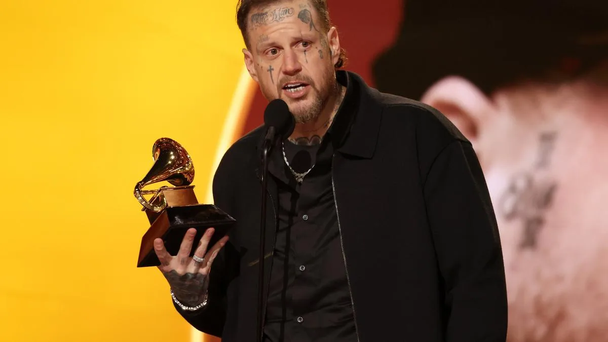 Jelly Roll jokes about raunchy benefit of weight loss