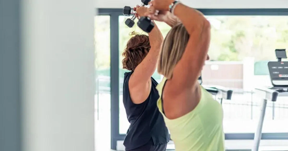 10 hábitos para fortalecer los huesos después de los 50 y reducir el riesgo de osteoporosis